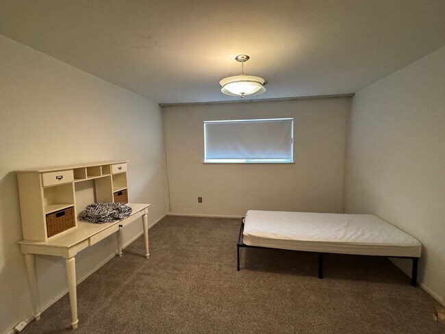 Building Photo - 1608 Northcrest Dr