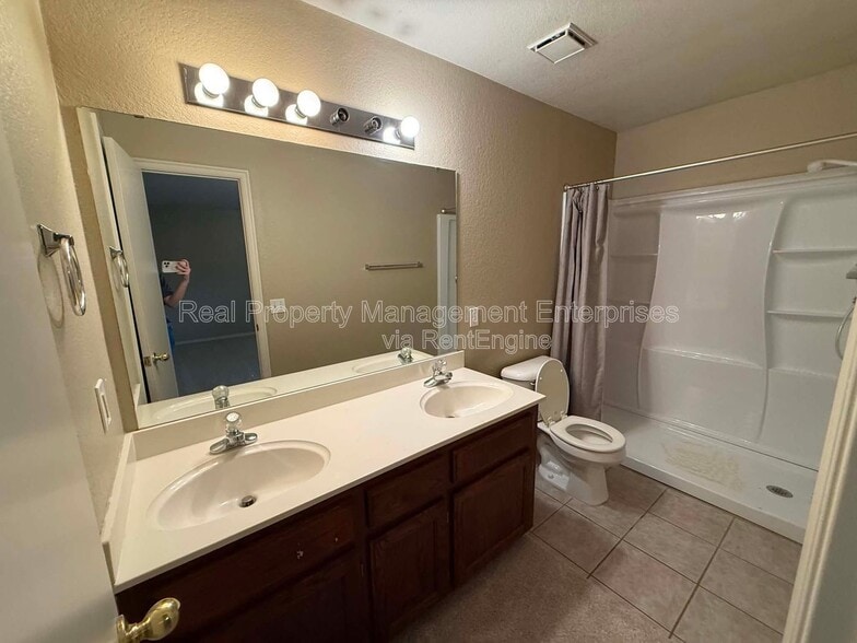 Building Photo - 4101 Heritage Pl Dr