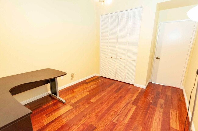 Building Photo - Quiet and Spacious 2 story townhouse in be...