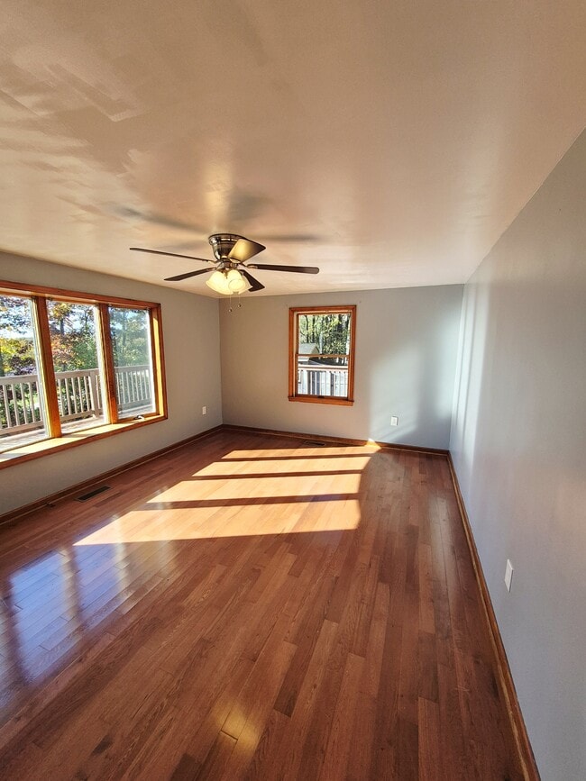 Building Photo - 976 Snow Mountain Rd