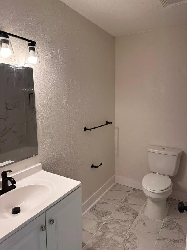 Building Photo - 829 NE 3rd St