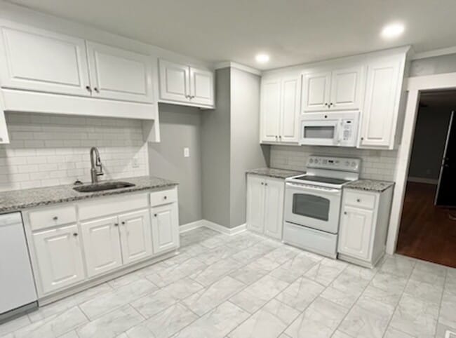 Building Photo - 205 Clyde Ave N