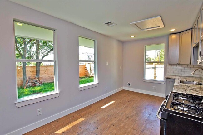 Building Photo - 1700 Durham Dr