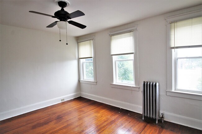 Building Photo - 2026/2027 JHU Off-Campus 3bd/1ba Rowhouse  w/ W/D & rear yard! -Available 6/9/26