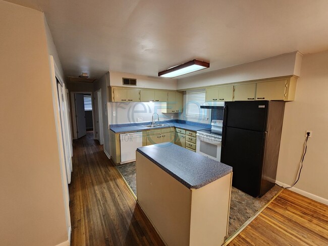Building Photo - Wonderful 3BR/1.5BA Just a few blocks away...
