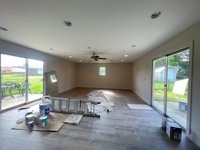 Building Photo - Large home in Pigeon Forge