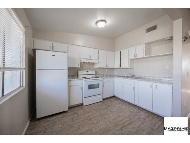 Building Photo - Introducing this Delightful Phoenix 2/1 Apartment Unit!