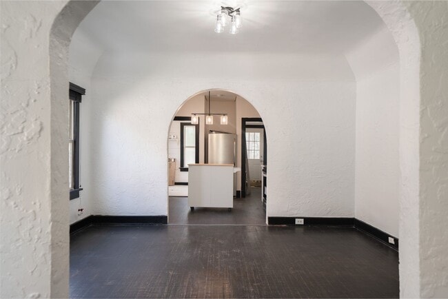 Building Photo - Charming Spanish Revival bungalow!