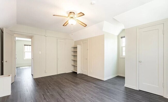 Building Photo - 6613 N Amherst St