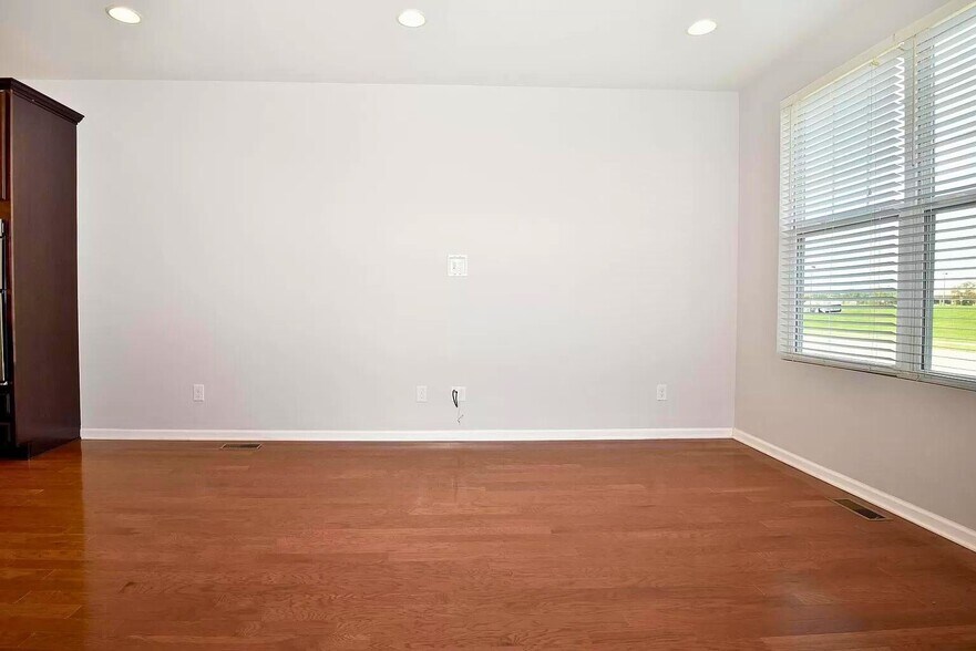 Building Photo - 863 Barclay Cir