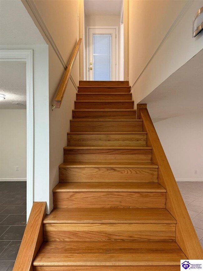 Building Photo - 913 Dogwood Cir