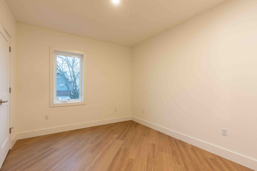 BR includes window treatment (not shown) - 517 18th St