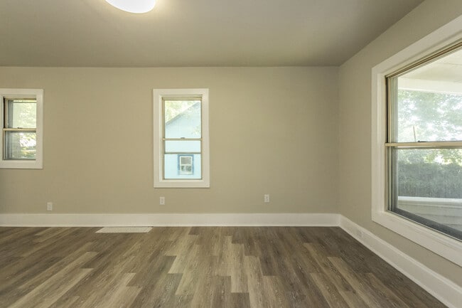 Building Photo - 2 Bedroom 1 Bath Fully Remodeled