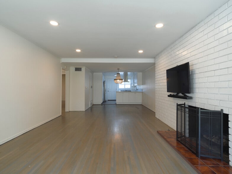 Building Photo - 505 Via del Monte