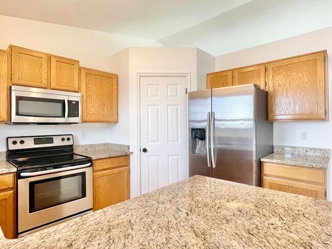 Building Photo - Lovely Sandy Home in Well Kept Neighborhood!