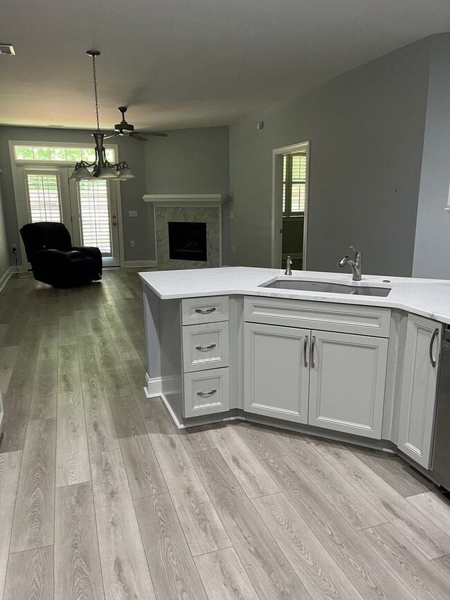 Building Photo - Like new Townhome