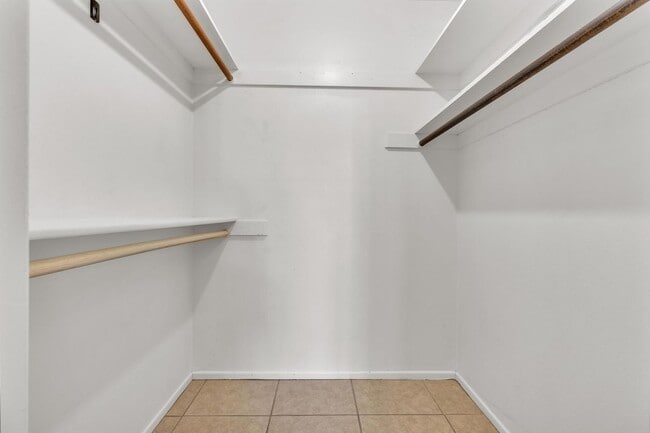 Building Photo - 5 Bed, 3 Bath, Pebble Tec Pool, Granite Counters Huge Kitchen Island