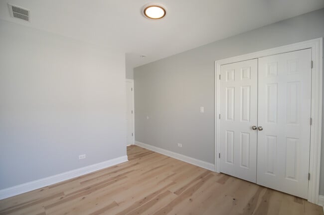 Building Photo - 836 N Parkside Ave