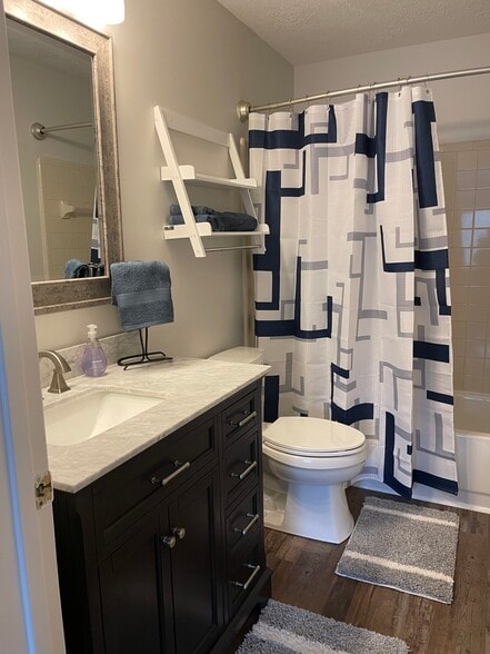 2nd bathroom - 900 Taylor St