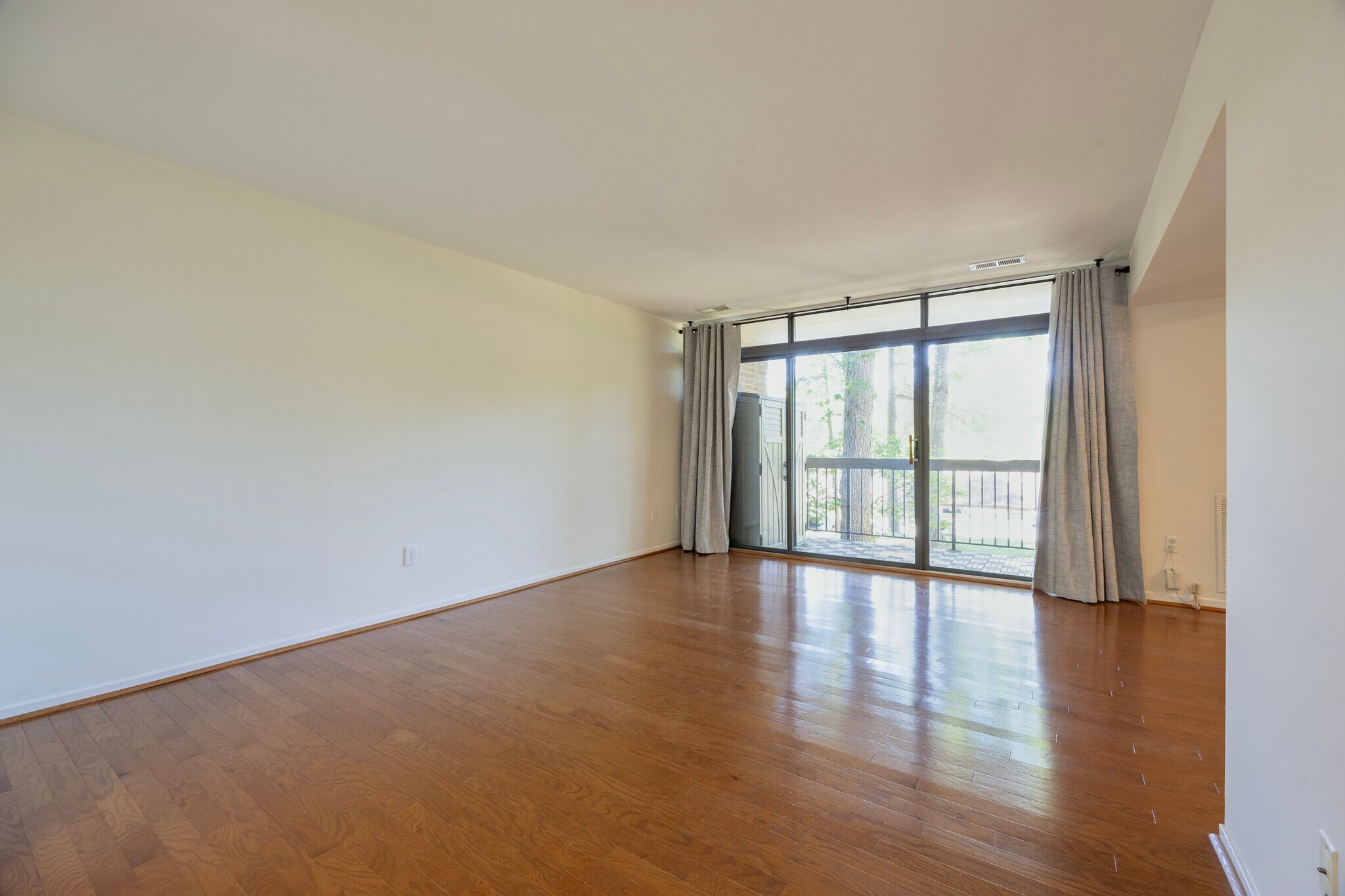 Building Photo - 1643 Parkcrest Cir