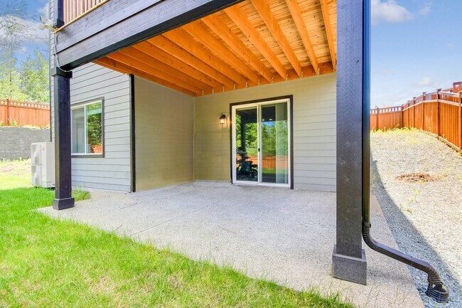 Building Photo - A true stunner in Tehaleh community!