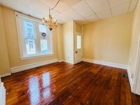 Building Photo - 560 Manor St