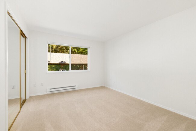 Building Photo - 2 Bed, 1 Bath Condo with Easy Access to I-405