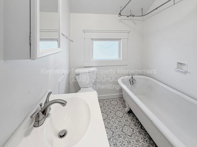 Building Photo - 1818 W Washington St