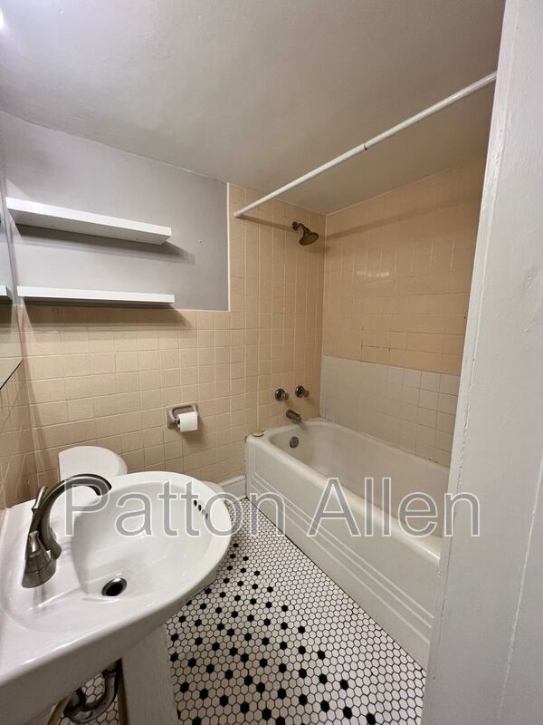 Building Photo - 205 Hillside St