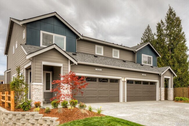 Building Photo - Duplex Style CONDO - 3 Bed 2.5b Bath Fully...