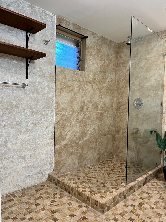Bathroom - 99-1053 Halawa Heights Rd