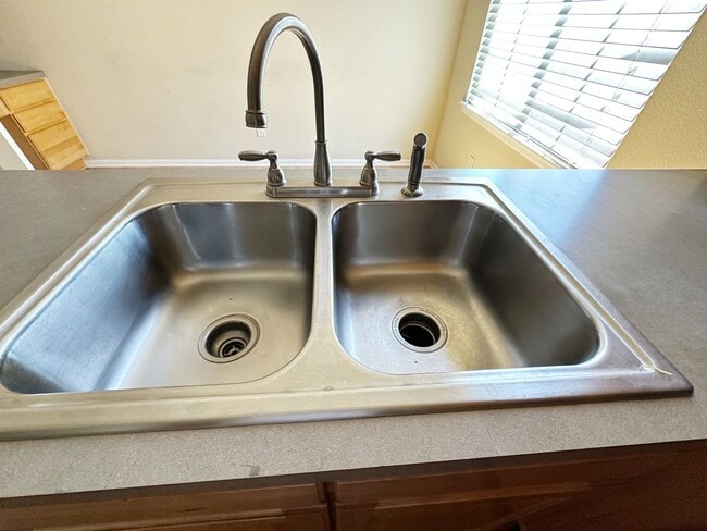 Building Photo - Bright, Spacious 2-Bedroom Home in Aurora with Room to Grow
