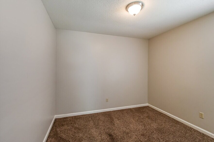 Building Photo - 8389 Palm Springs Dr