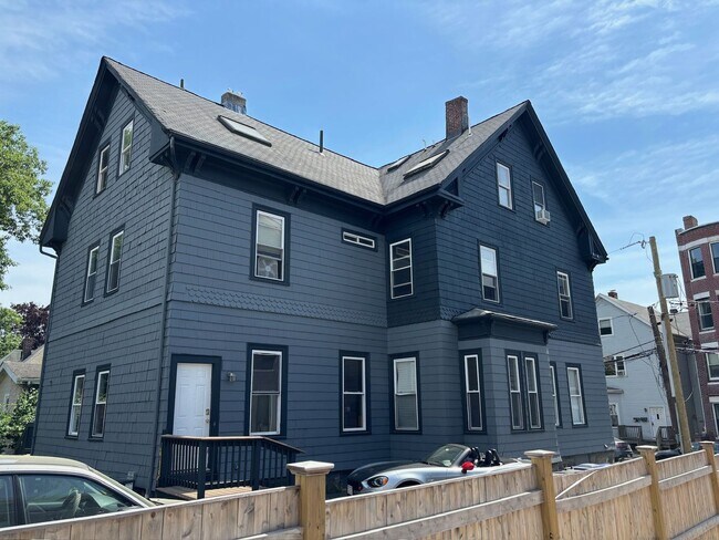 Building Photo - Huge 3 floors of living 8bed 3.5 bath rental on Highgate St in Allston