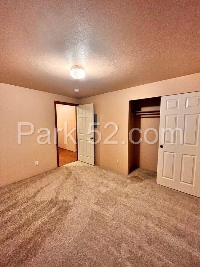 Building Photo - Puyallup Area 2 Bedroom 2nd Floor Apartment