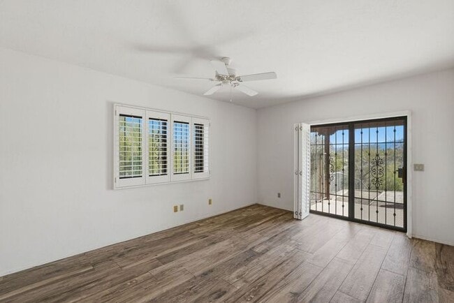 Building Photo - 770 N Lazy J Wy