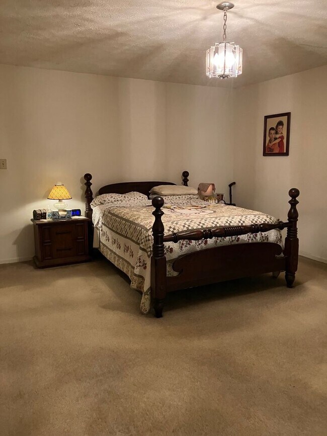 Building Photo - 4852 Rosewell Dr