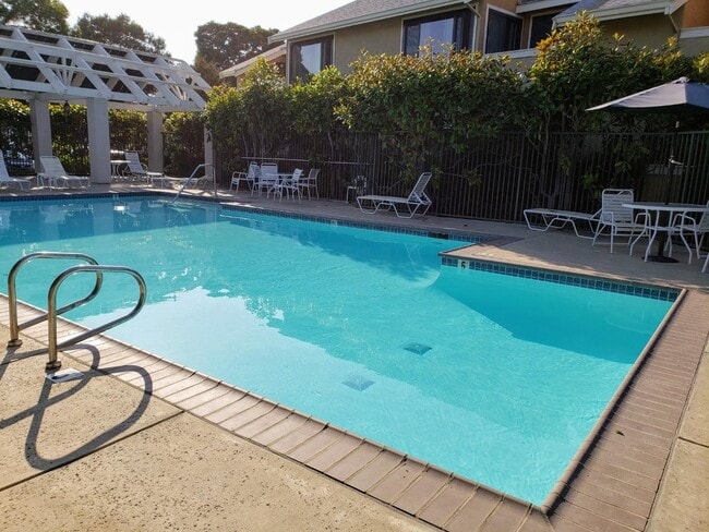 Building Photo - 2157 Vista Del Mar