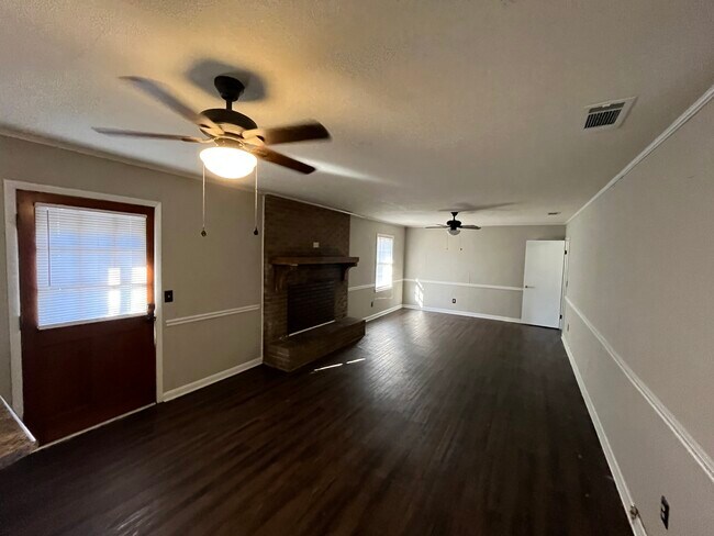 Building Photo - 704 E Grady St