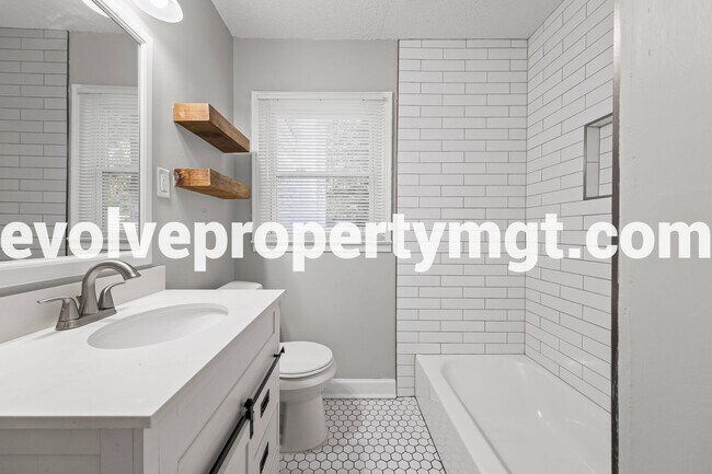 Building Photo - Charming Newly Renovated Home in East Memp...