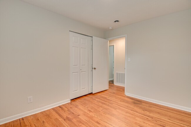 Building Photo - 1406 Ridgewood Dr