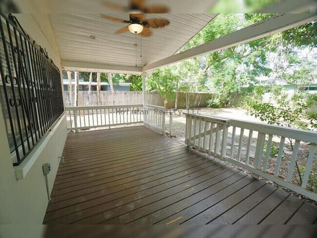 Building Photo - Central Tampa Gem Near UT- Modern Finishes & Prime Location