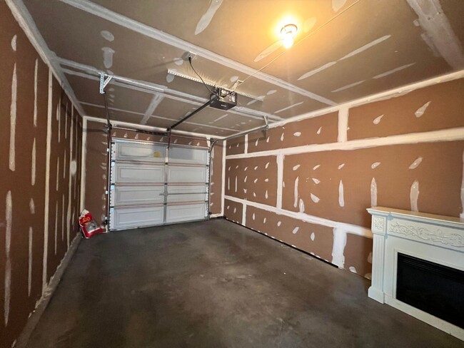 Building Photo - 2 Bedroom 1.5 Bath Townhome for Rent with ...