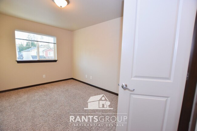 Building Photo - Great Location!