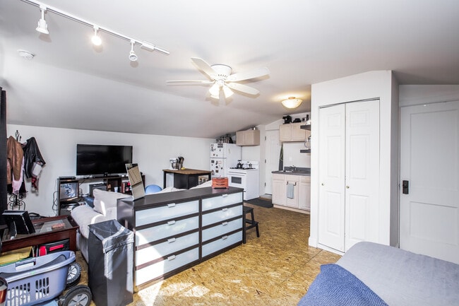 Building Photo - RARE studio in Bucktown that always rents quickly! Free Laundry! Included Internet!