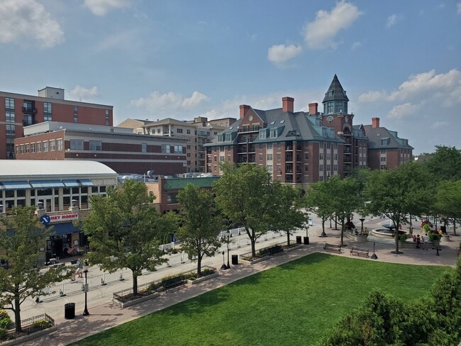 Building Photo - 10 S Dunton Ave