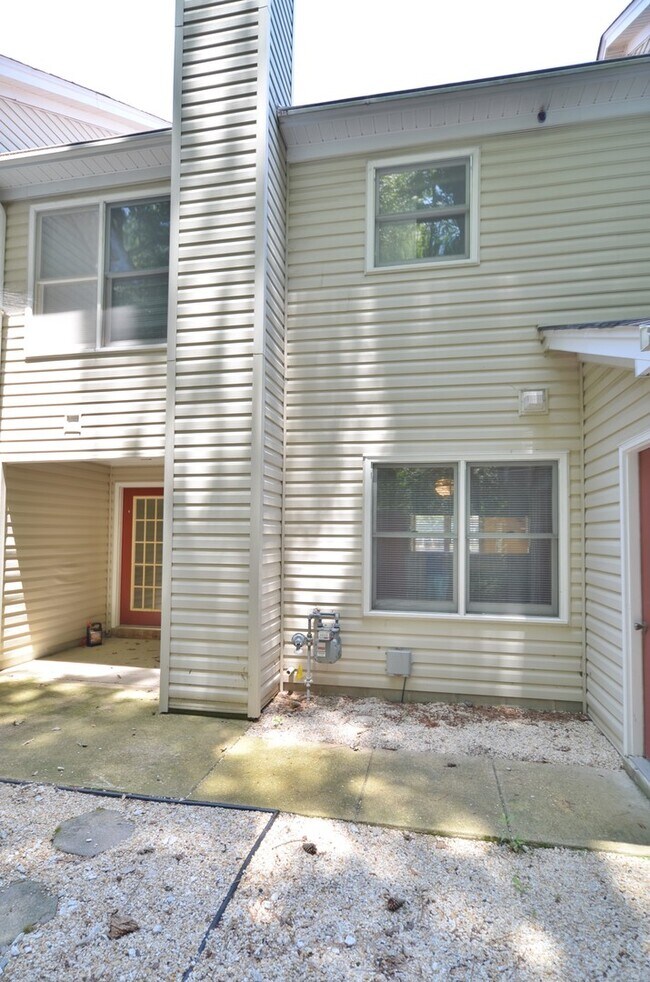 Building Photo - Coming Soon! 2BR 2.5 BA Townhome in Yorktown!