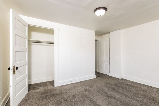 Building Photo - 215-217-217 Warren Dr