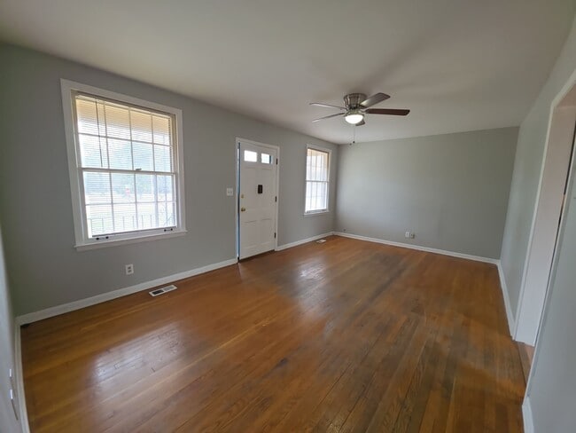 Building Photo - 4411 NW Kenwood Dr