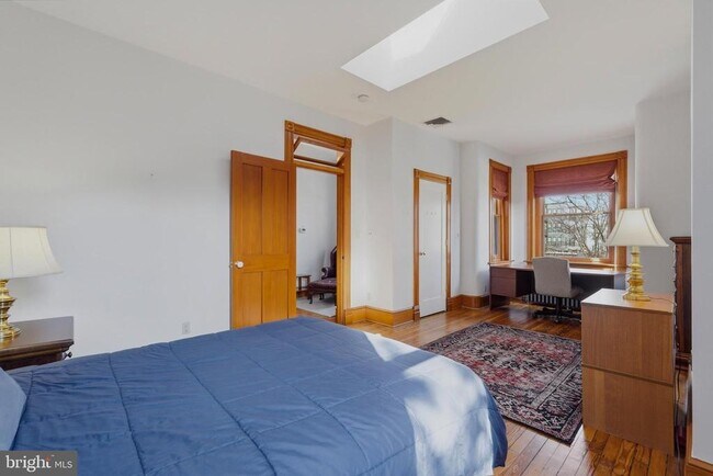 Building Photo - 1002 N St NW